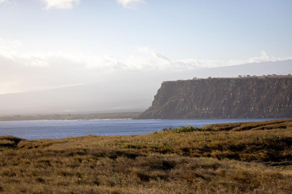 Free Image of Cliff edge near ocean in bright sunlight with clear horizon 