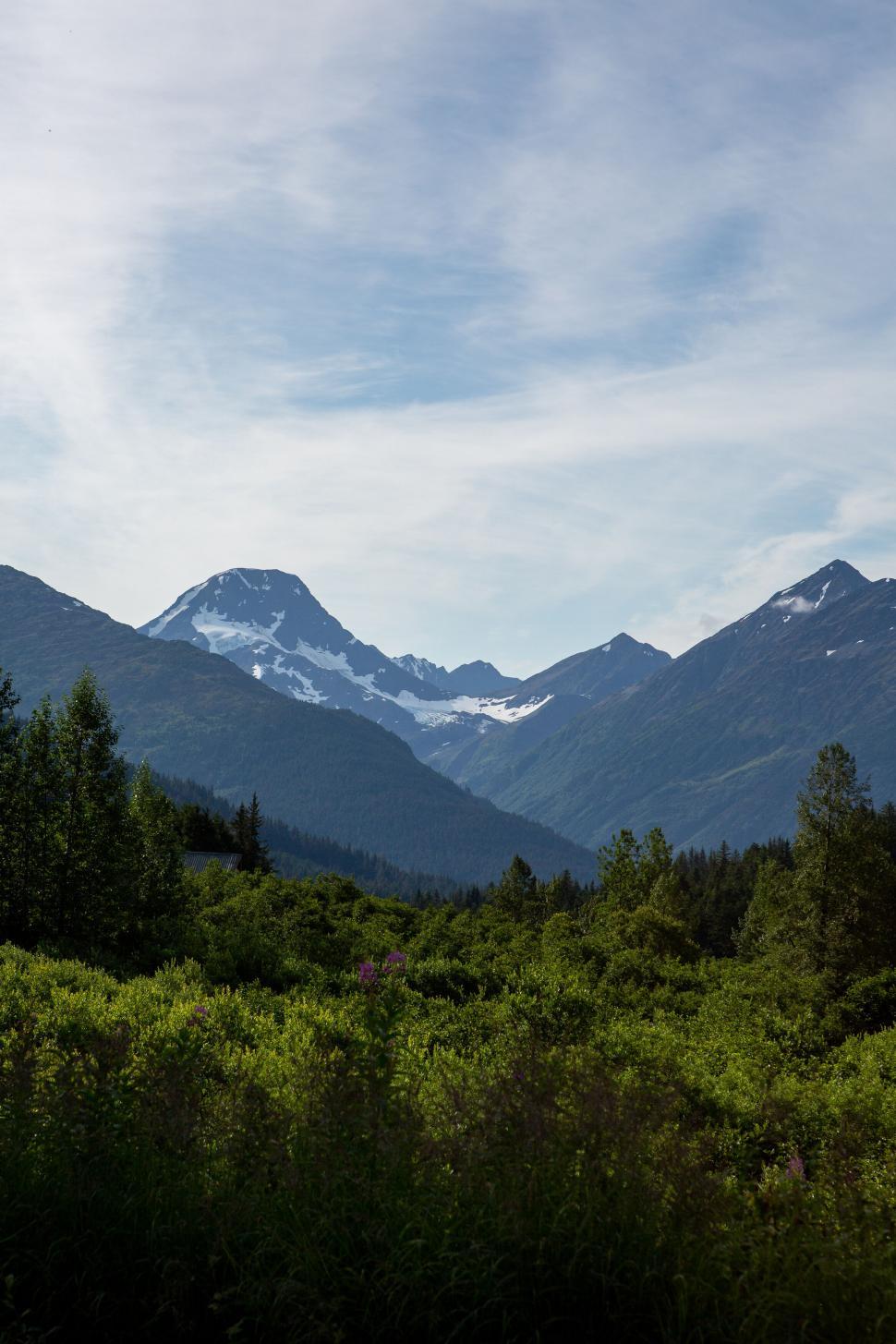 Free Image of Picturesque mountain landscape with snowy peaks. 