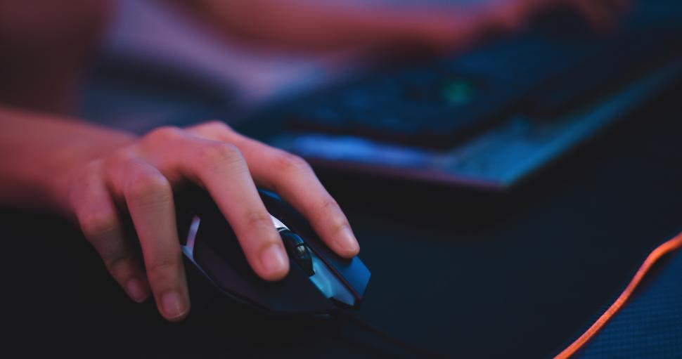 Free Image of Esport woman gamer playing game on PC 
