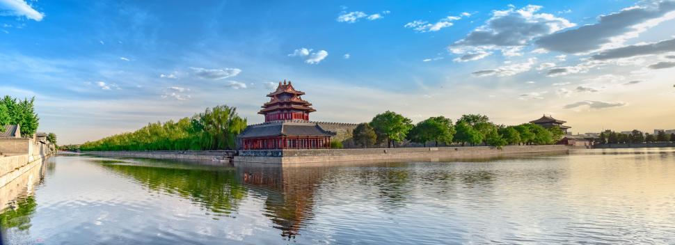 Free Image of Historic Asian palace by serene lake on a sunny day. 