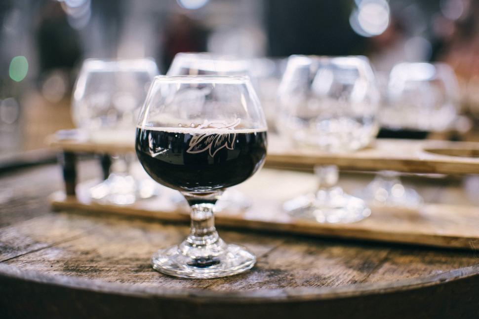 Free Image of Craft beer tasting at a local brewery in the evening 