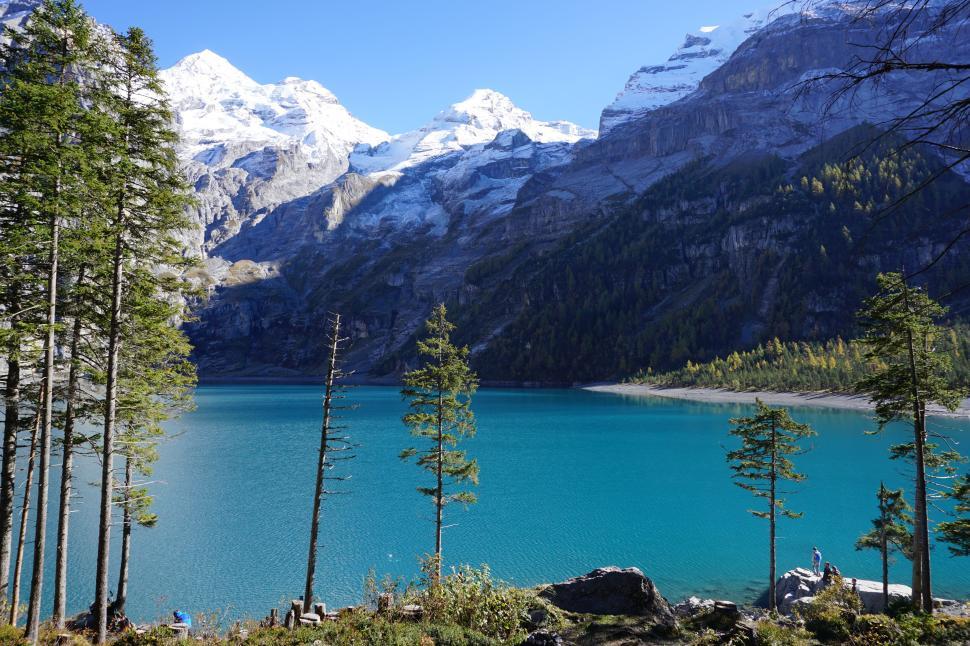 Free Image of Stunning turquoise lake surrounded by majestic mountains 
