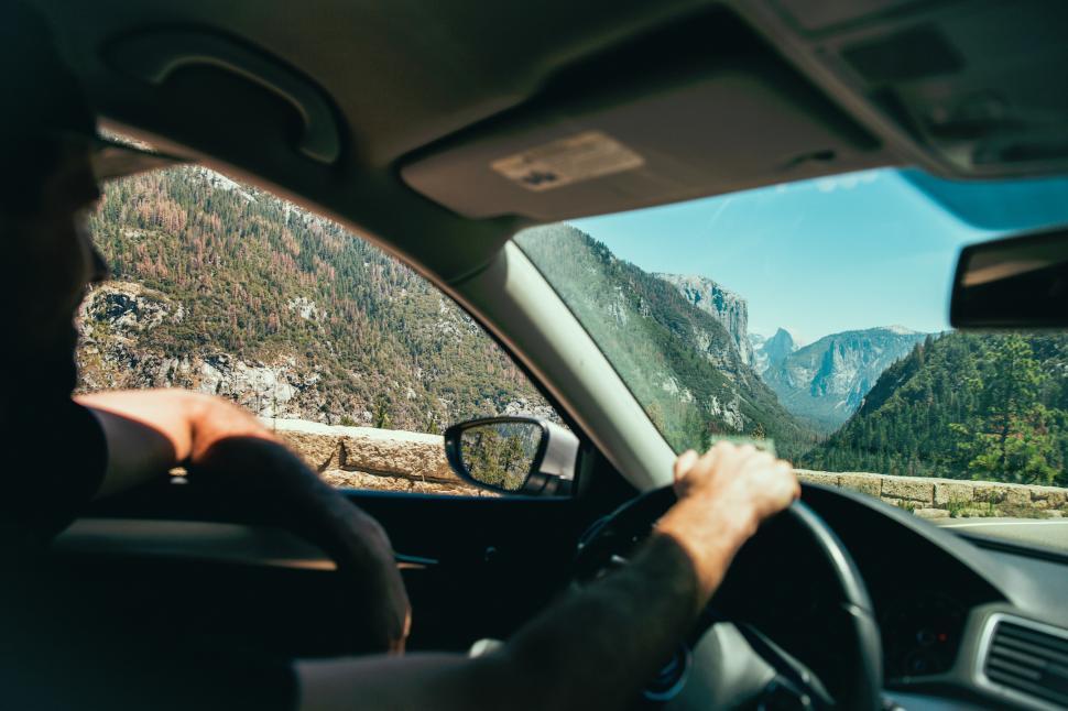 Free Image of Driving through scenic mountains on a sunny day 
