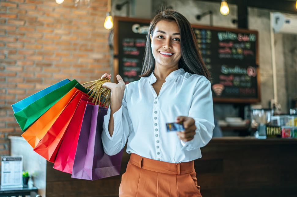 Free Image of Young women enjoy shopping with credit cards. 