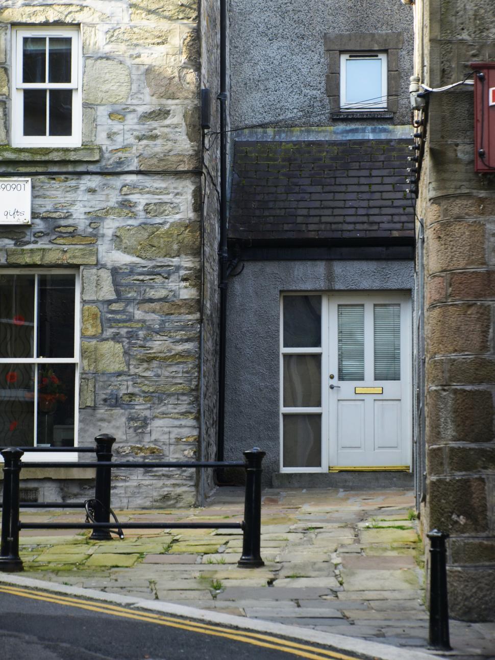 Free Image of Historic stone buildings on a quaint street in a small town in England 