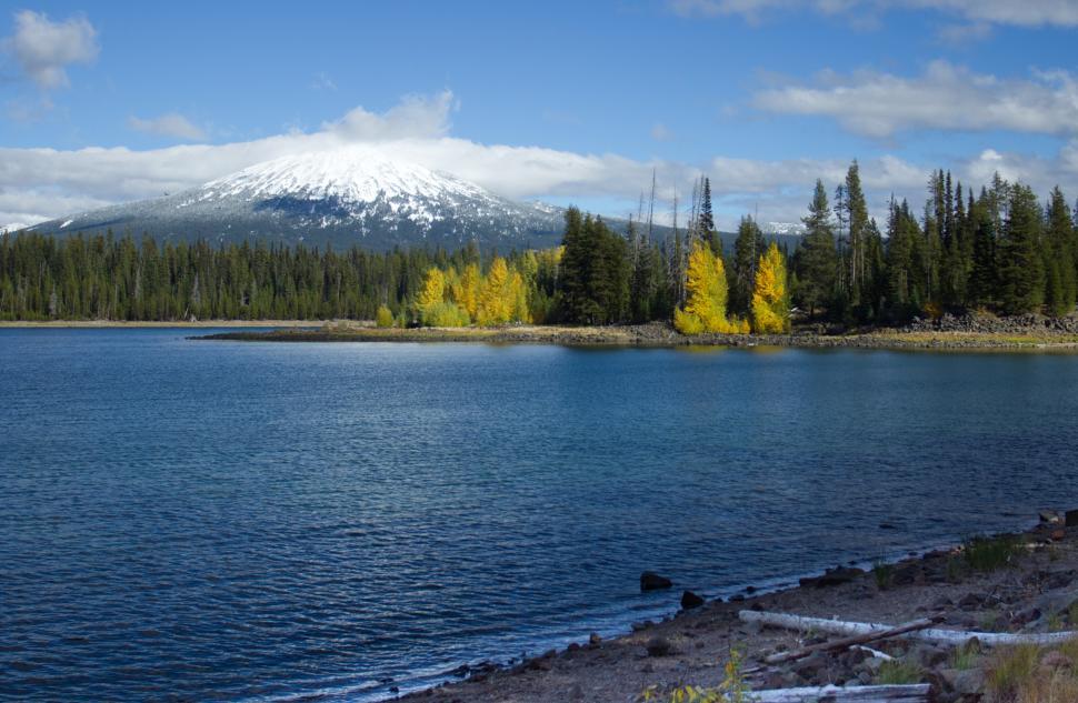 Free Image of Snow-capped mountain reflected in tranquil lake during autumn 