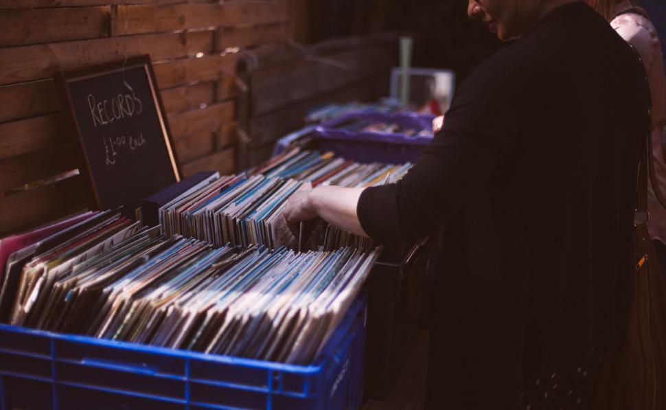 Free Image of Vinyl record shopping at a local market in the evening 