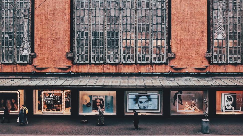 Free Image of City street with elegant storefronts during late afternoon hours 