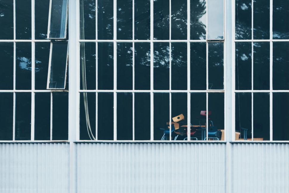 Free Image of Windows showcase empty classroom with chairs and desks in modern building 