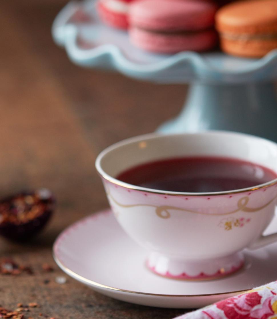 Free Image of Enjoying tea and macarons at a cozy cafe in the afternoon 