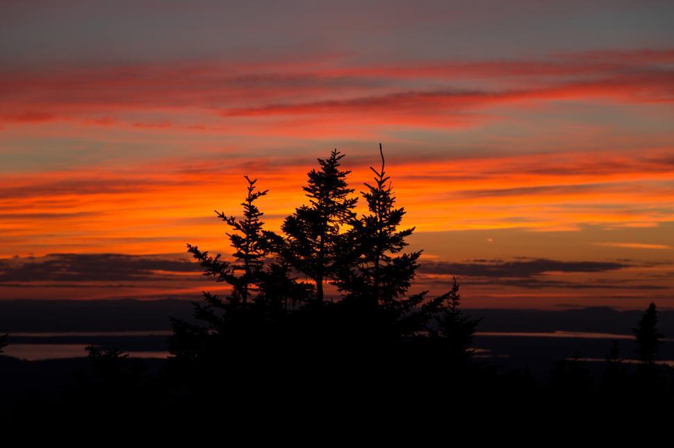Free Image of Vibrant sunset paints the sky over mountain landscape 
