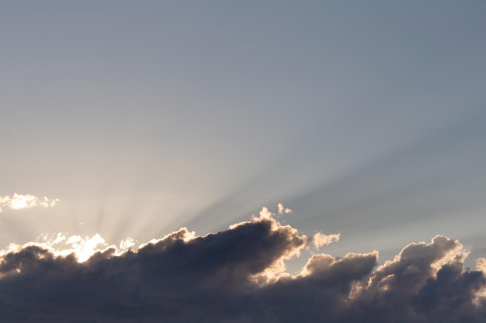 Free Image of Calm sky with clouds and sunlight during sunset 