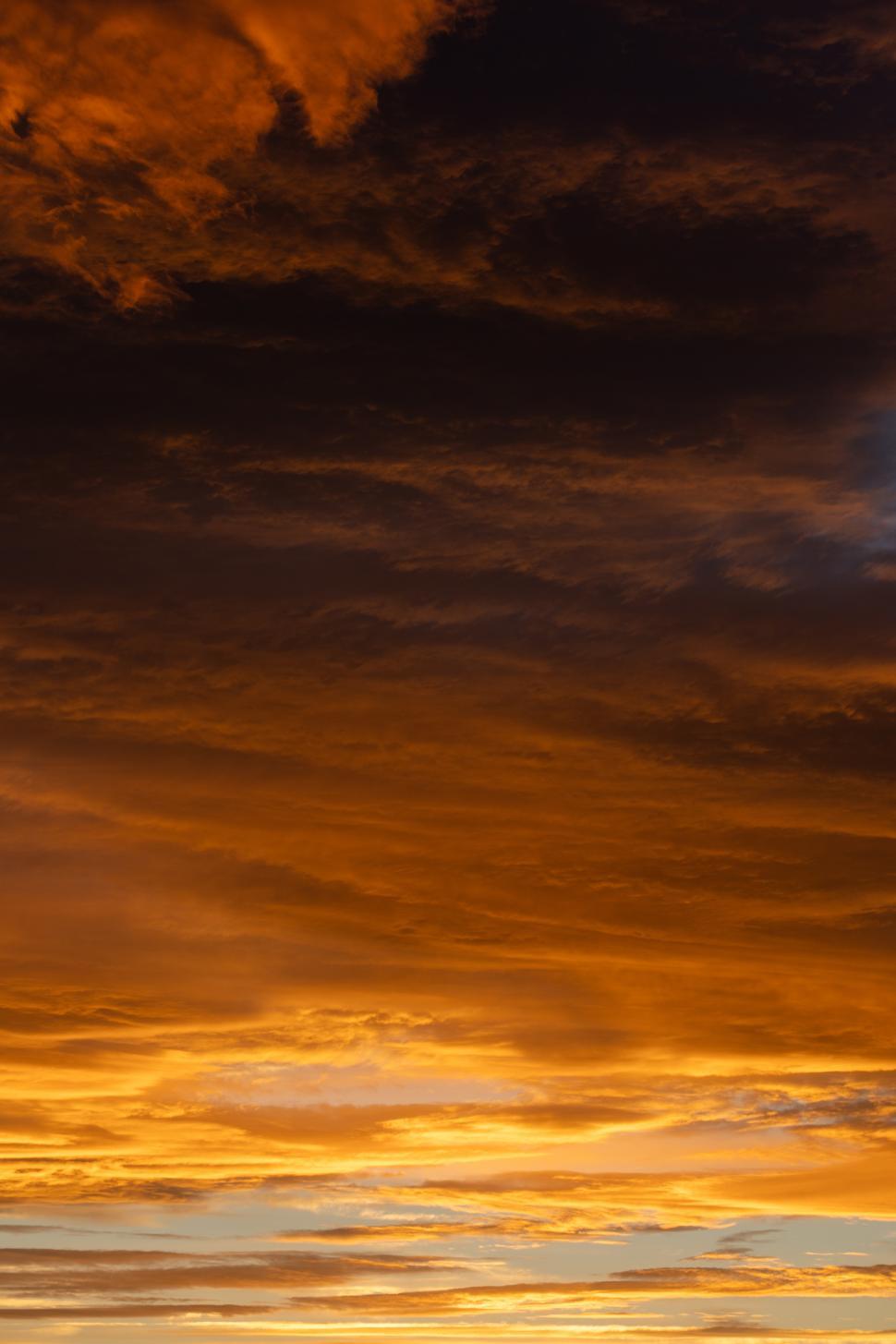 Free Image of Stunning sunset over the horizon with vibrant clouds 