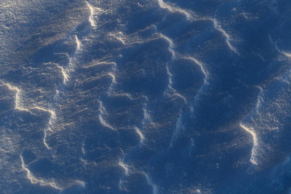 Free Image of Patterns of sunlight reflecting winter snow 