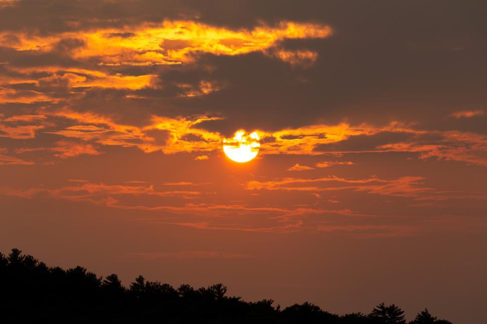 Free Image of Vibrant sunset over the mountains with dramatic clouds 