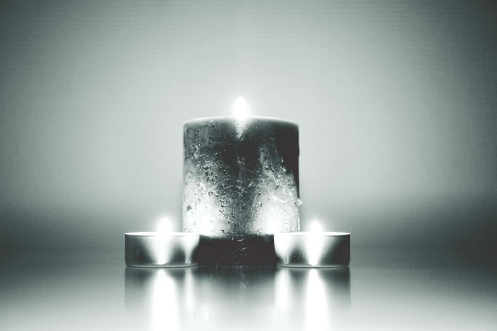 Free Image of Soft glow from candles in a tranquil setting 