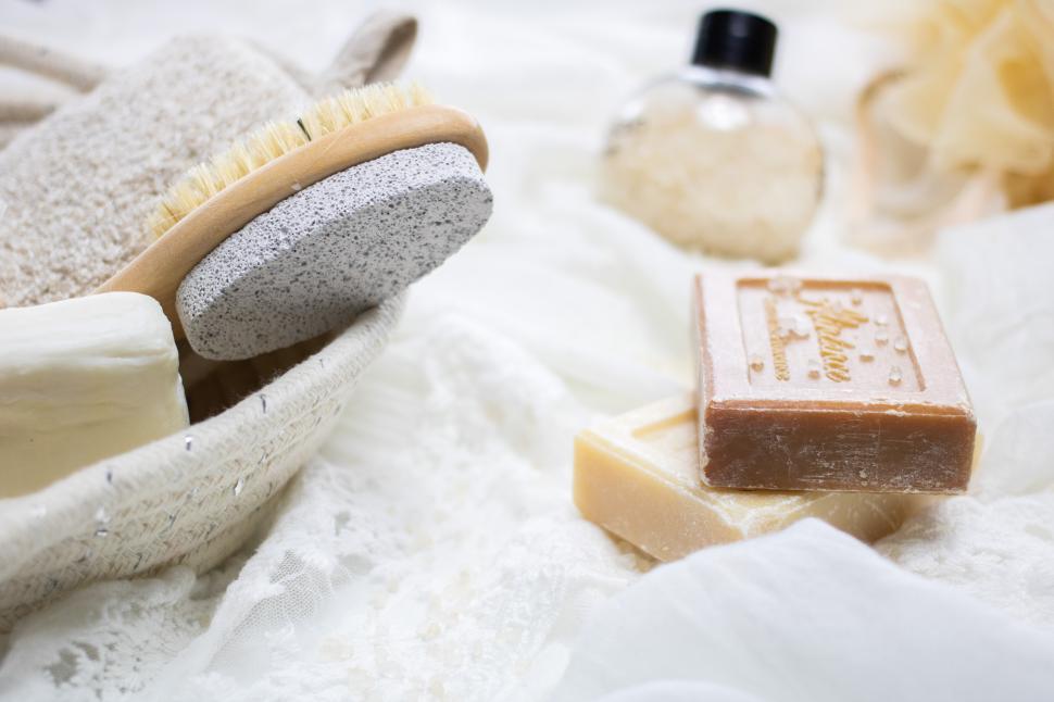 Free Image of Natural skincare products arranged on soft fabric 