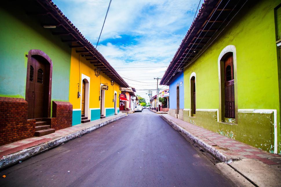 Free Image of Colorful streets of Granada showcasing vibrant colonial architecture and charm 