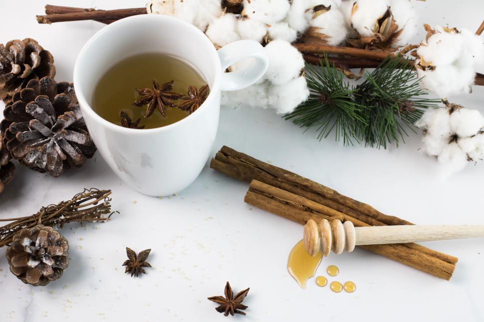 Free Image of Warm spiced tea with honey and festive decorations 