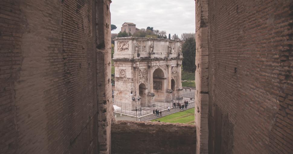 Free Image of View of an ancient arch in Rome from stone ruins 