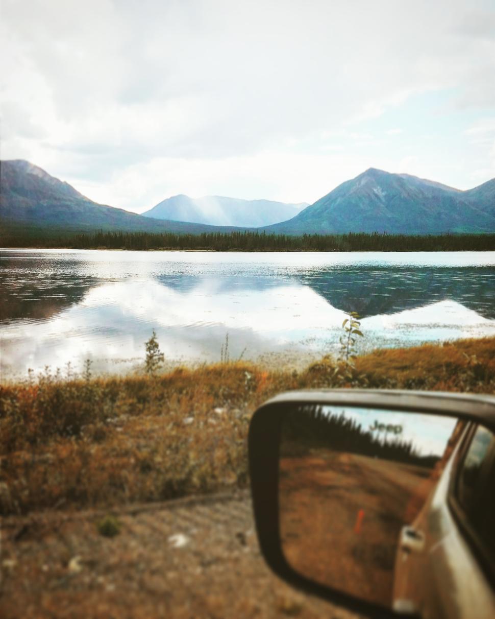 Free Image of Reflection of mountains by the lakeside at sunset 