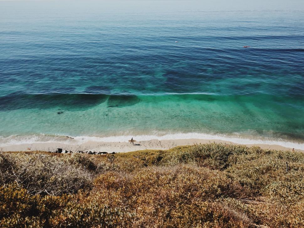Free Image of Serene beach view with clear turquoise waters at noon 