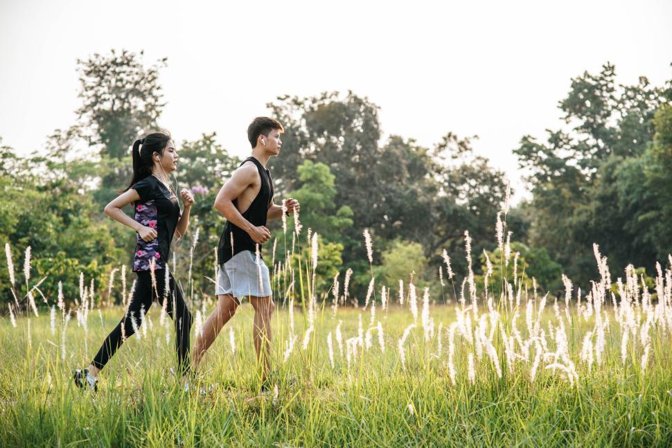 Free Image of Men and women exercise by running. 