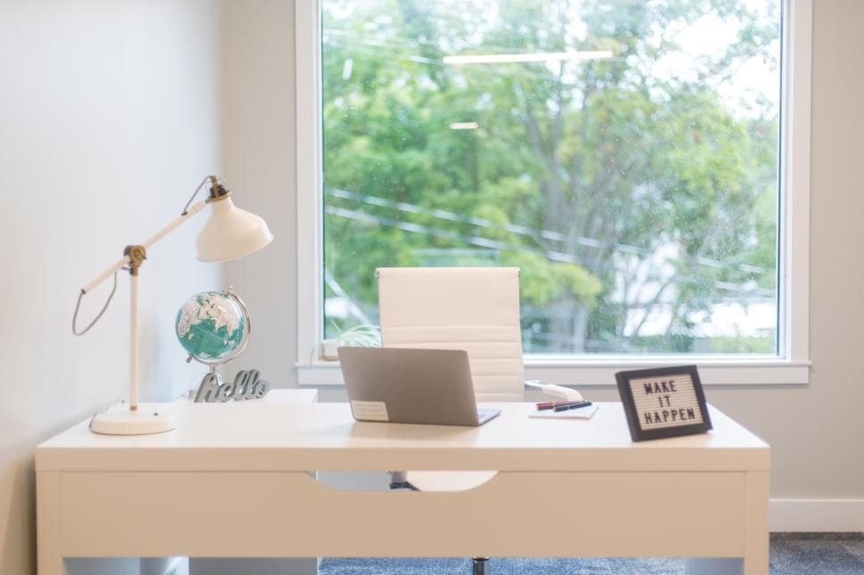 Free Image of Modern office workspace with desk and inspiring decor 