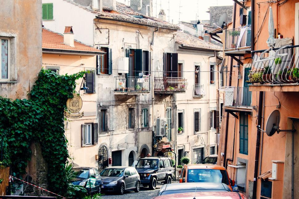 Free Image of Charming street view in a historic neighborhood of Rome, Italy 