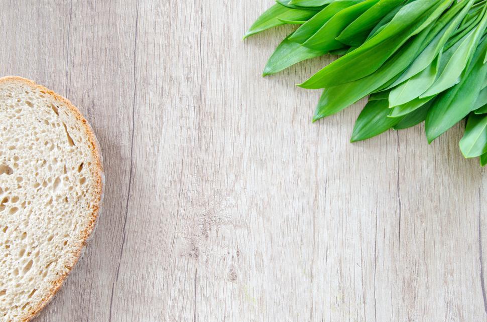 Free Image of Fresh bear garlic and bread on wooden table 