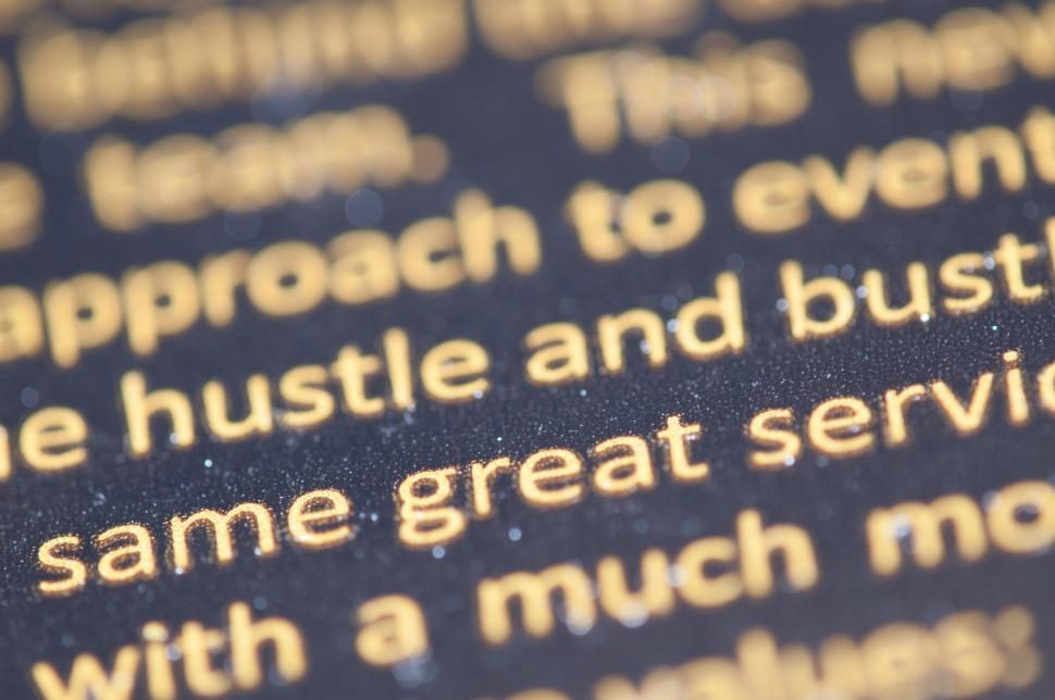 Free Image of Text with a focus on great service amidst bustling environment 