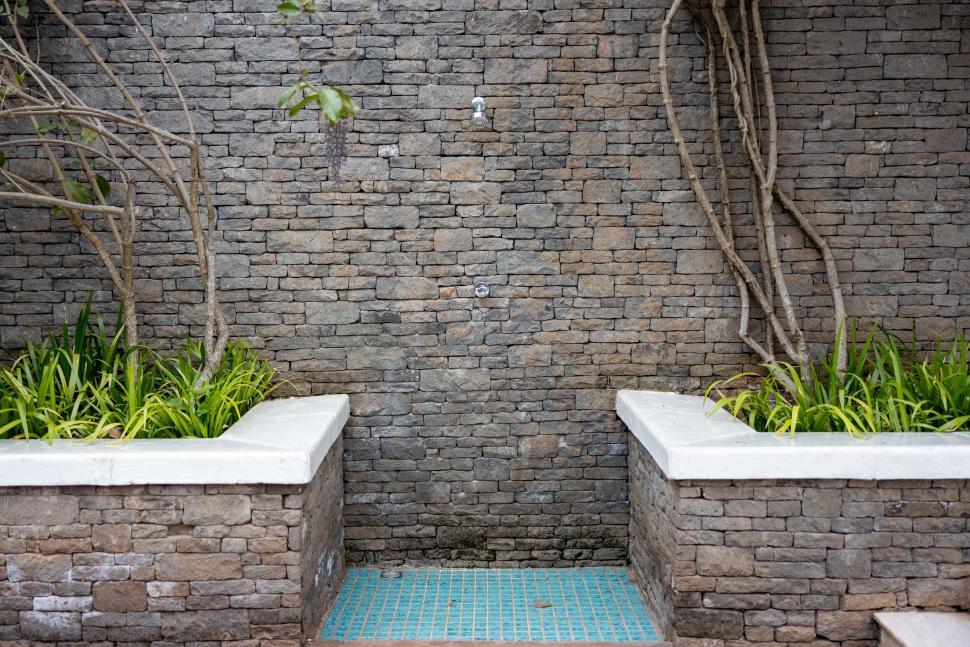 Free Image of Serenity created by stone walls and greenery in a tranquil space 