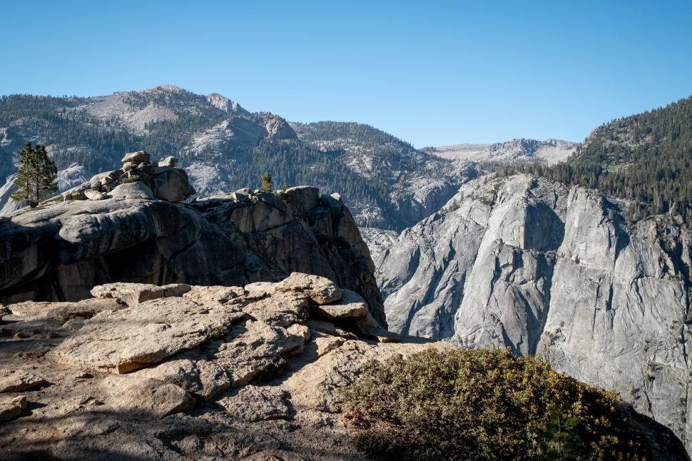 Free Image of Stunning rocky landscape near a mountain range in clear weather 