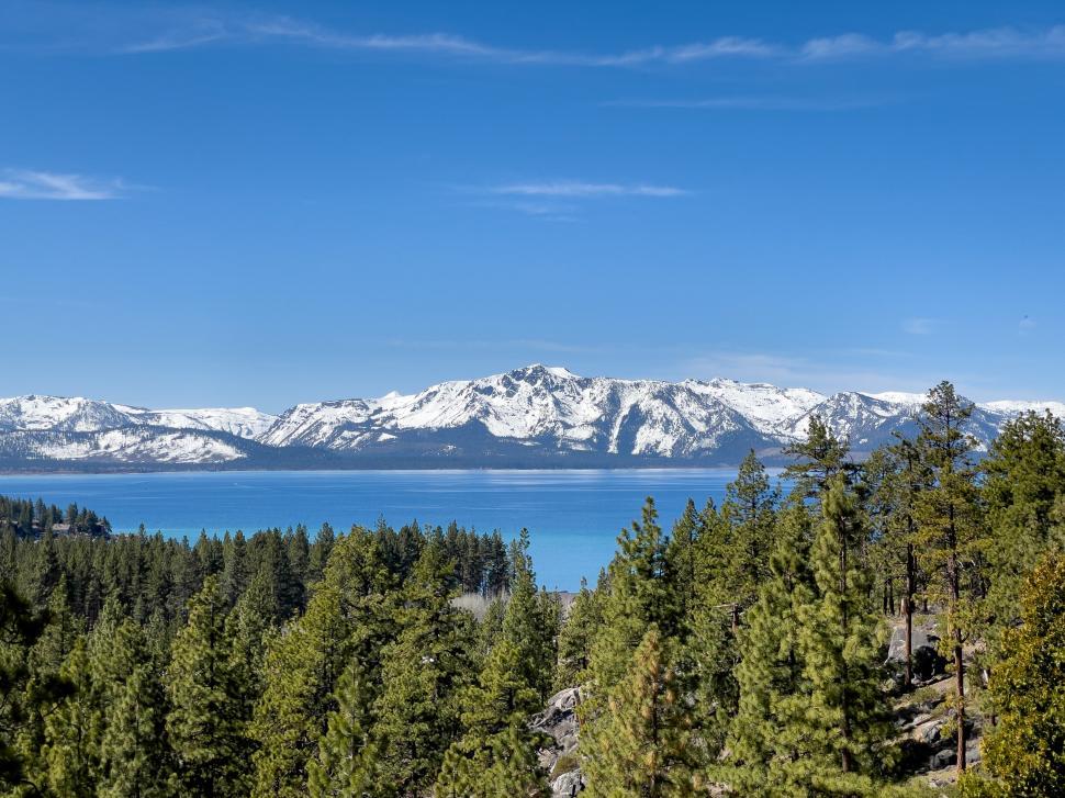 Free Image of Scenic winter view of Lake Tahoe with snow-capped mountains 