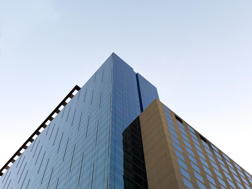 Free Image of Modern building reaching the sky in urban setting 