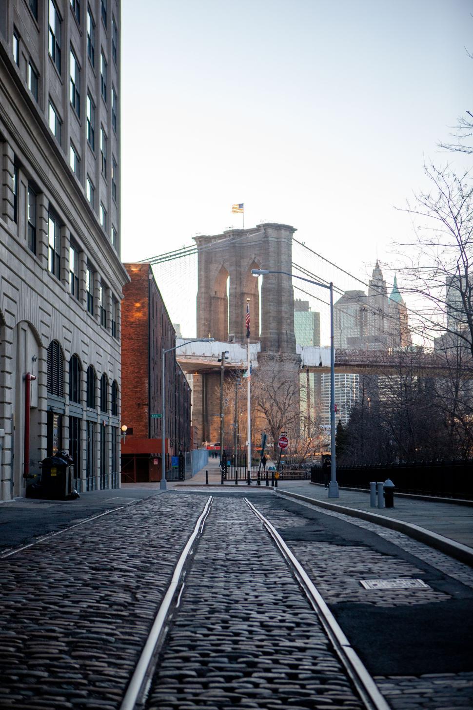 Free Image of Brooklyn Bridge seen from a quiet street at dawn 