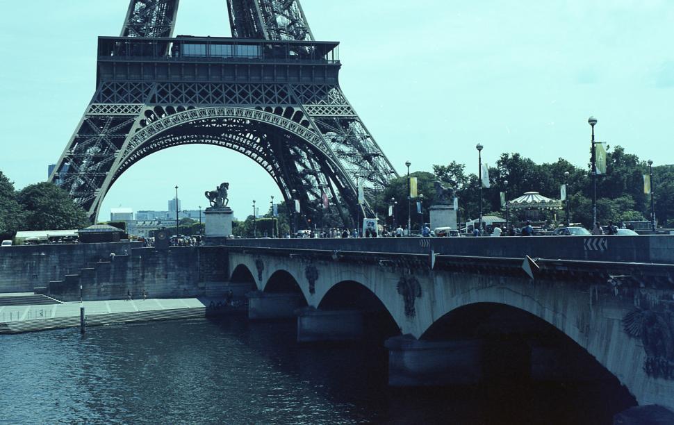 Free Image of View of the Eiffel Tower and Seine River on a sunny day in Paris 