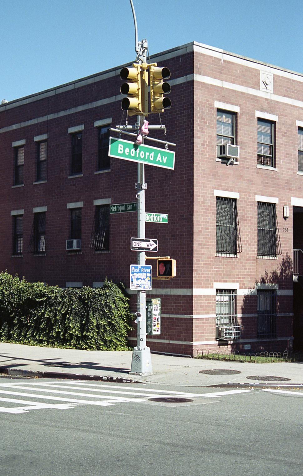 Free Image of Intersection at Bedford Avenue in an urban neighborhood on a sunny day 