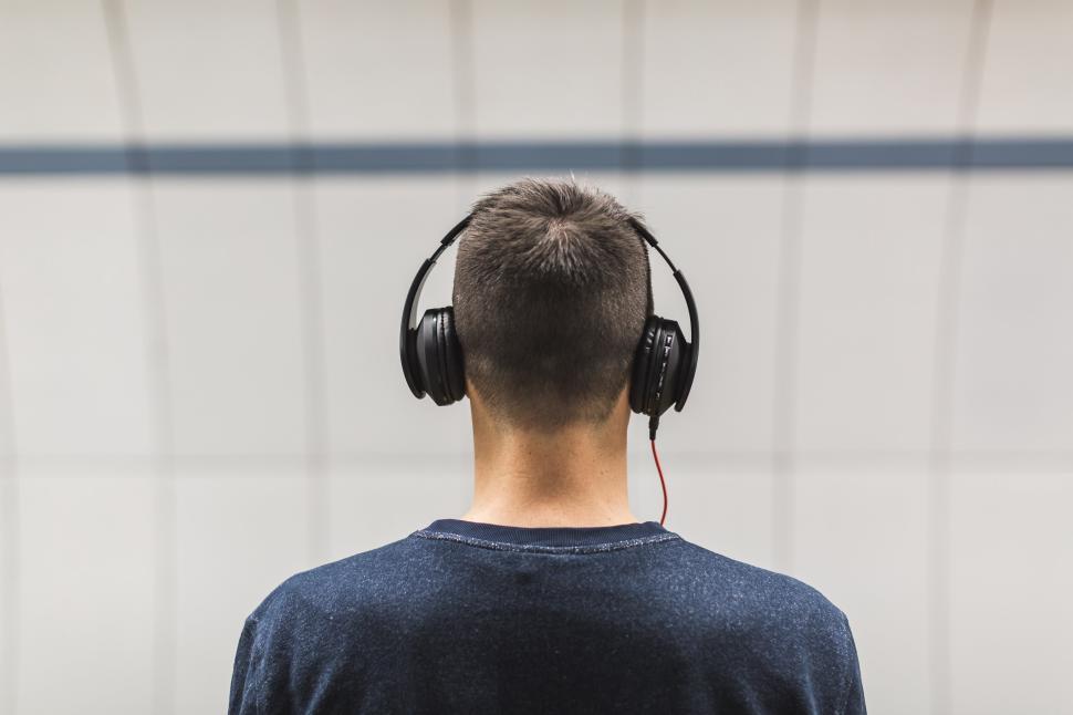 Free Image of Listening to music while waiting in a quiet place 