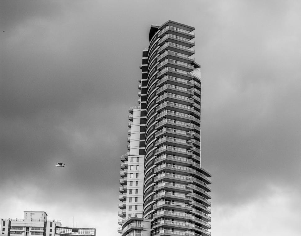Free Image of Modern skyscraper against a cloudy skyline 