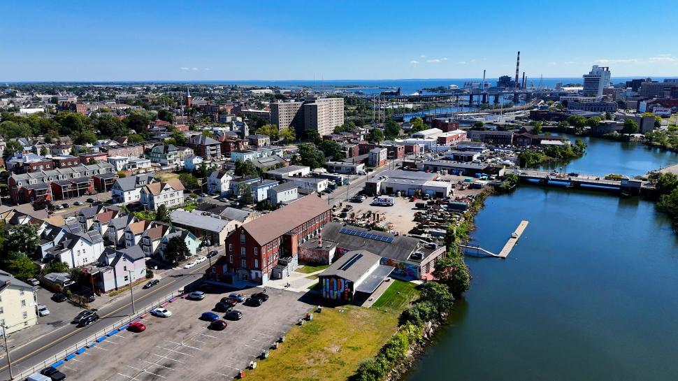 Free Image of Urban waterfront view showcasing buildings and a marina in a sunny day 