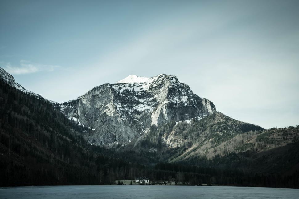 Free Image of Snow-capped mountains and tranquil lake view 