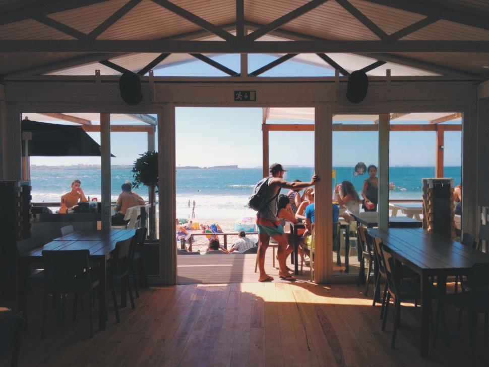 Free Image of Relaxing beachside dining at a coastal restaurant 