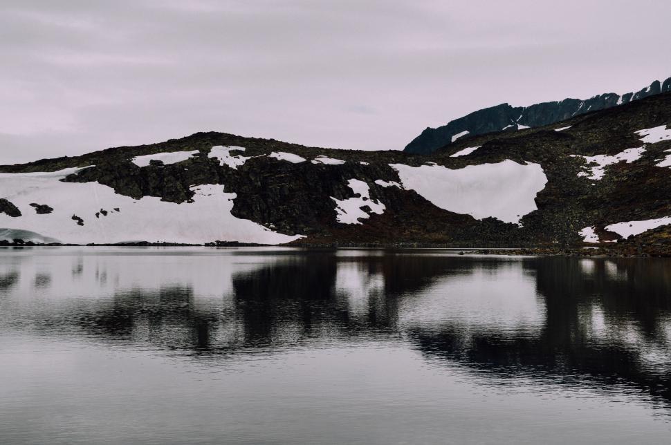 Free Image of Mountain lake reflecting snow-covered peaks 