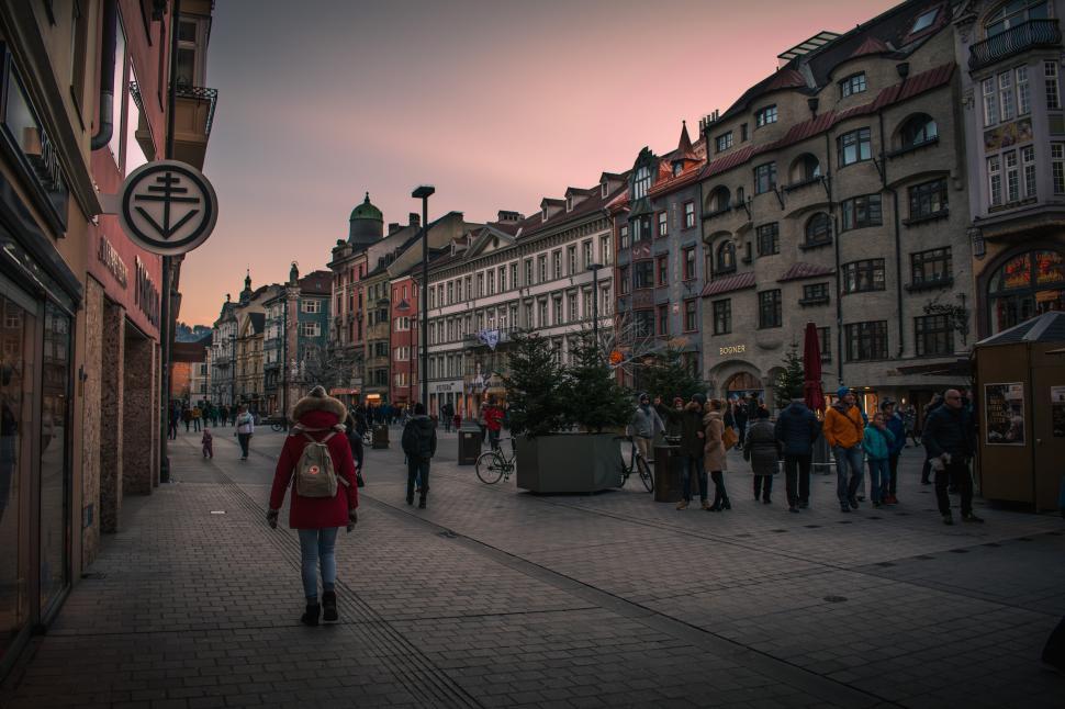 Free Image of Evening stroll in a bustling city square 