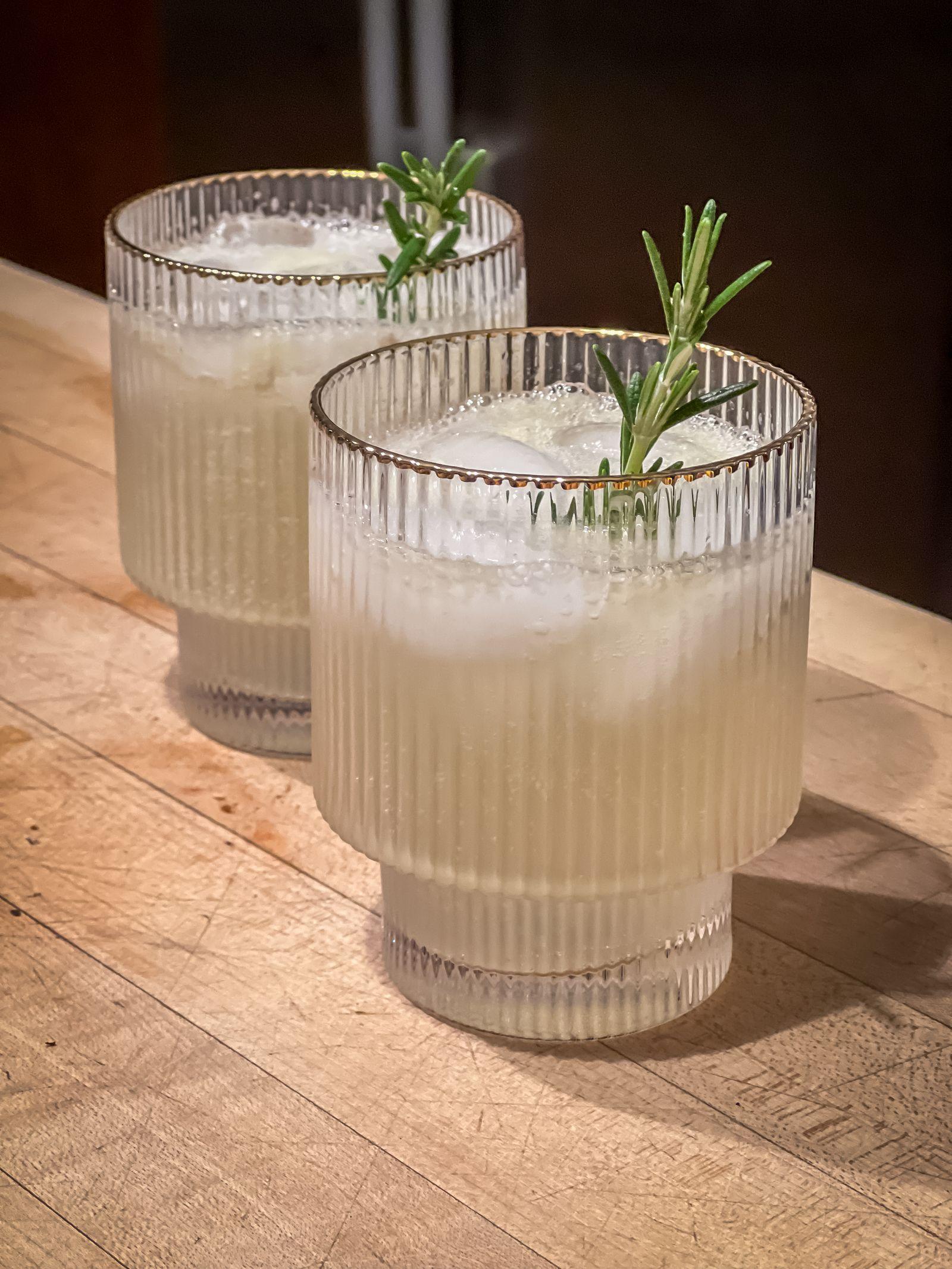 Free Image of Cocktails on a wooden table with fresh herbs and ice cubes 