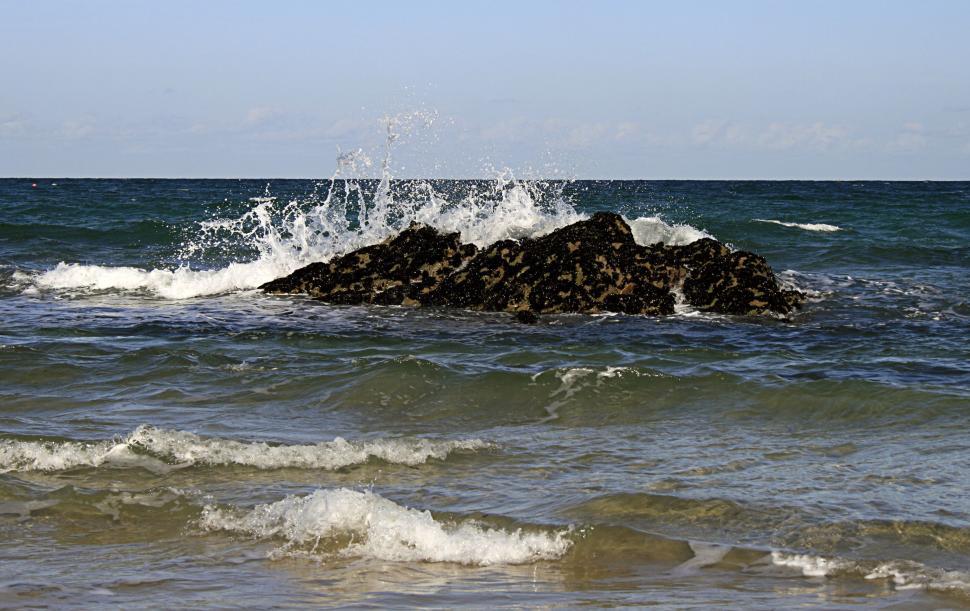 Free Image of breaking waves 