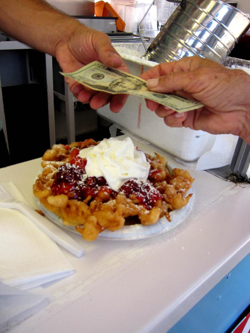 Free Image of Buying desert 
