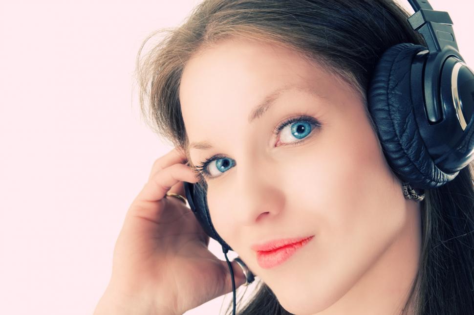Free Image of Young woman listening to music 