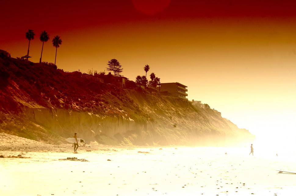 Free Image of Misty Beach and the Ocean 
